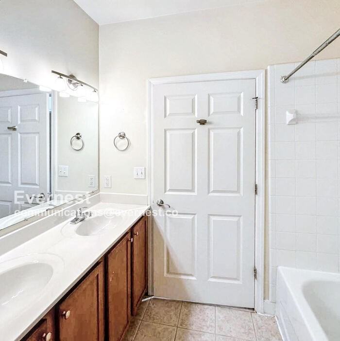 525 E Grace St #404 - Photo 7 of 10