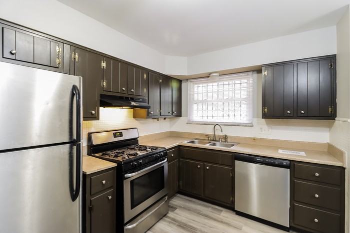 1061 Albany Ter - Photo 4 of 10