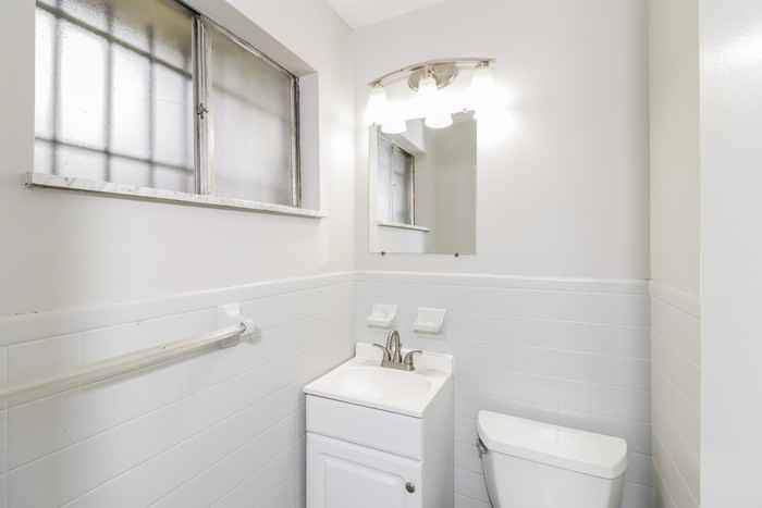 1061 Albany Ter - Photo 6 of 10