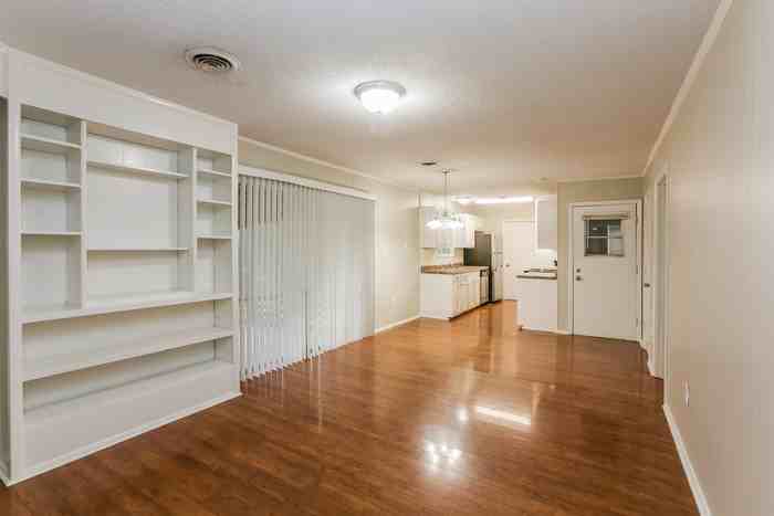 1204 Manchester Dr - Photo 2 of 10