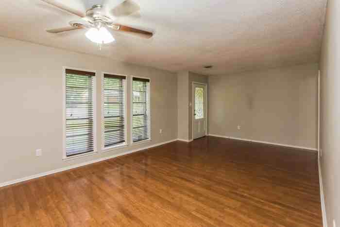 1204 Manchester Dr - Photo 3 of 10