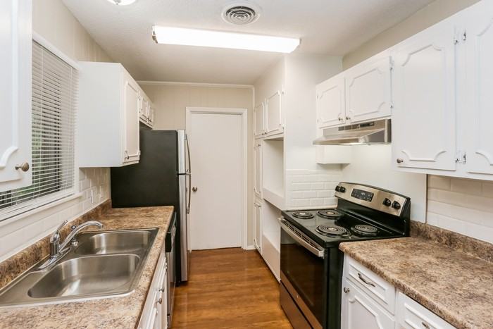 1204 Manchester Dr - Photo 4 of 10