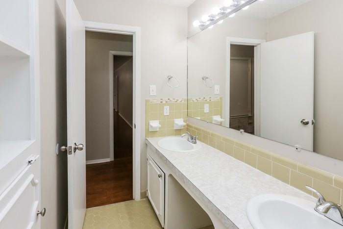 1204 Manchester Dr - Photo 7 of 10