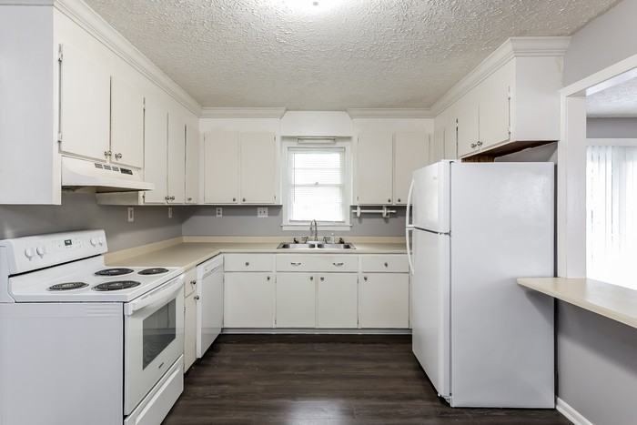 202 Evergreen St - Photo 3 of 10