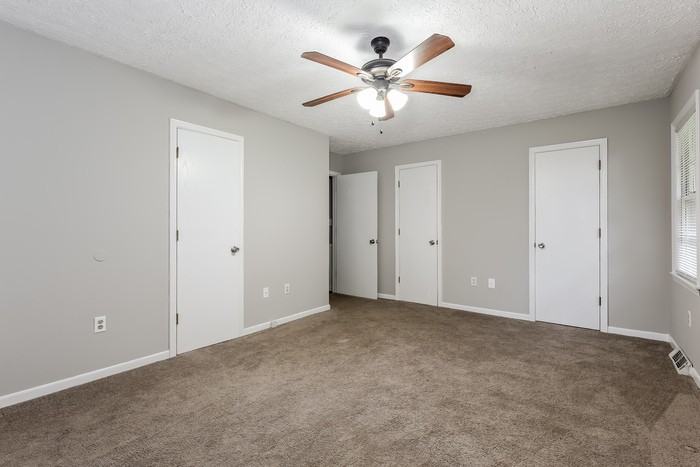 202 Evergreen St - Photo 4 of 10