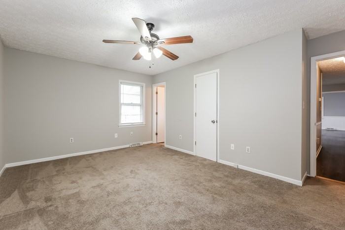 202 Evergreen St - Photo 5 of 10