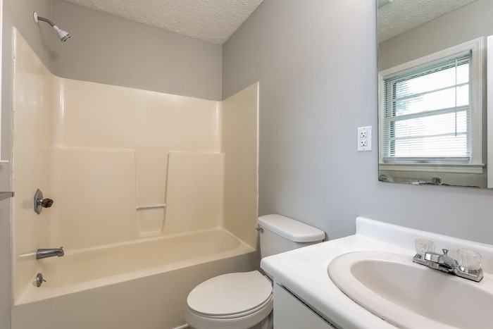 202 Evergreen St - Photo 6 of 10