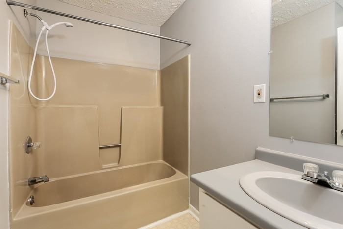 202 Evergreen St - Photo 7 of 10