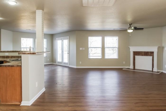 387 Jasmine Dr - Photo 4 of 11