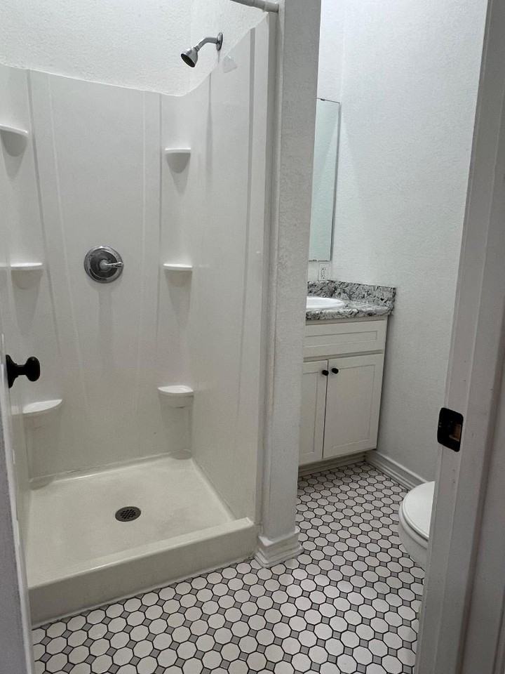 1618 8th St - Photo 3 of 7