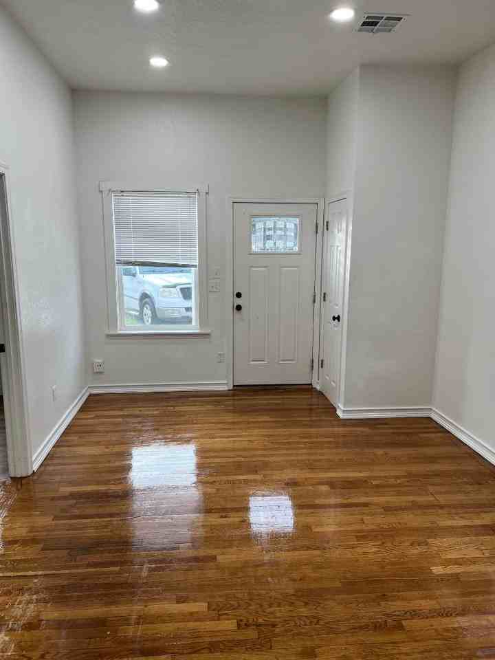 1618 8th St - Photo 4 of 7