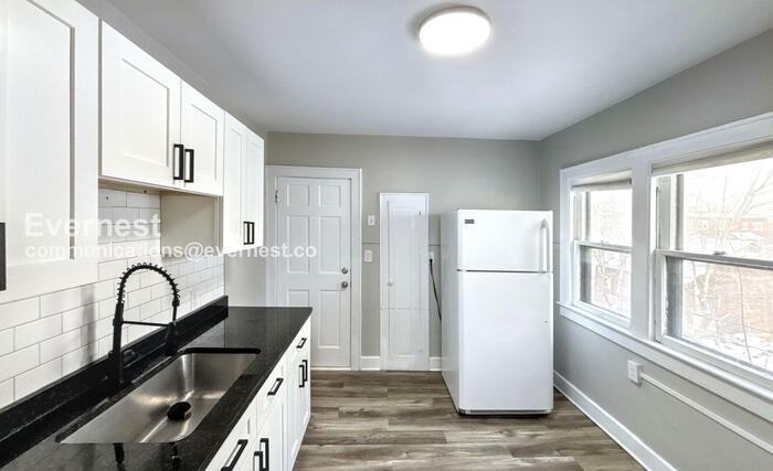 466 E Oakland Ave - Photo 3 of 22