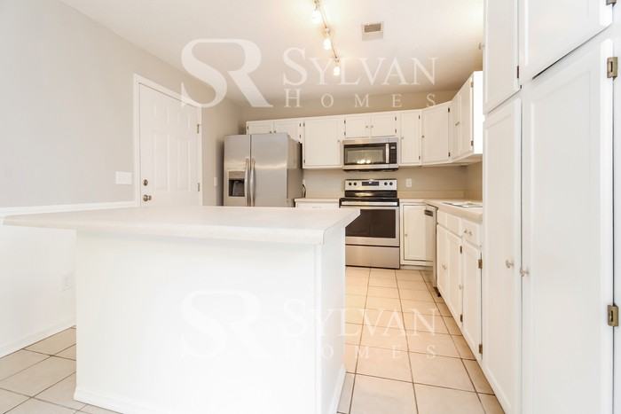 520 Country Gardens Dr - Photo 7 of 16