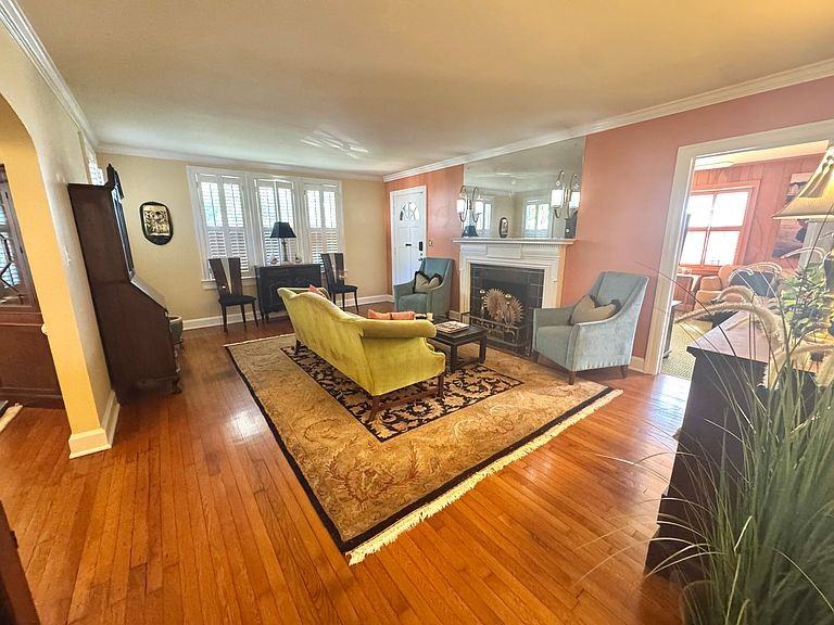 525 E 52nd St #NA - Photo 3 of 9