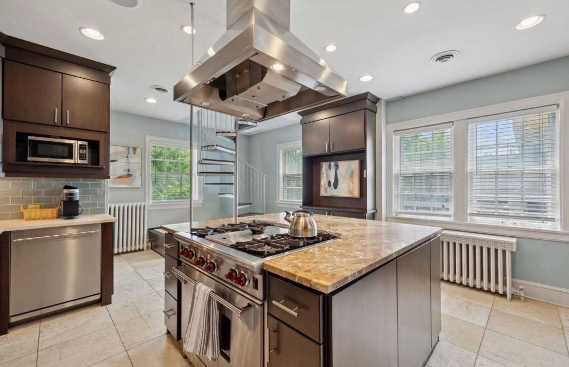 1785 Dupont Ave S - Photo 4 of 10