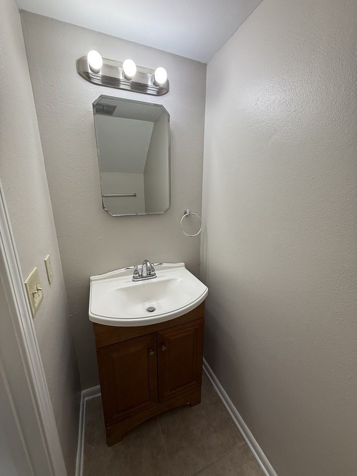 504 Landview St #C - Photo 5 of 17