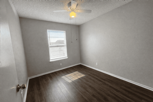 515 Humble Ave #202 - Photo 5 of 12