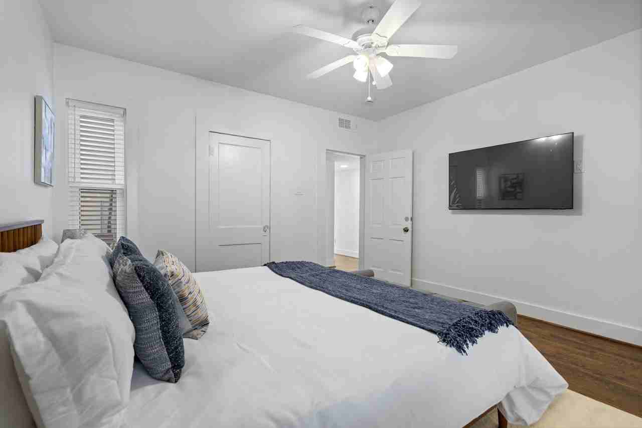 5802 Oram St #5802 - Photo 4 of 23