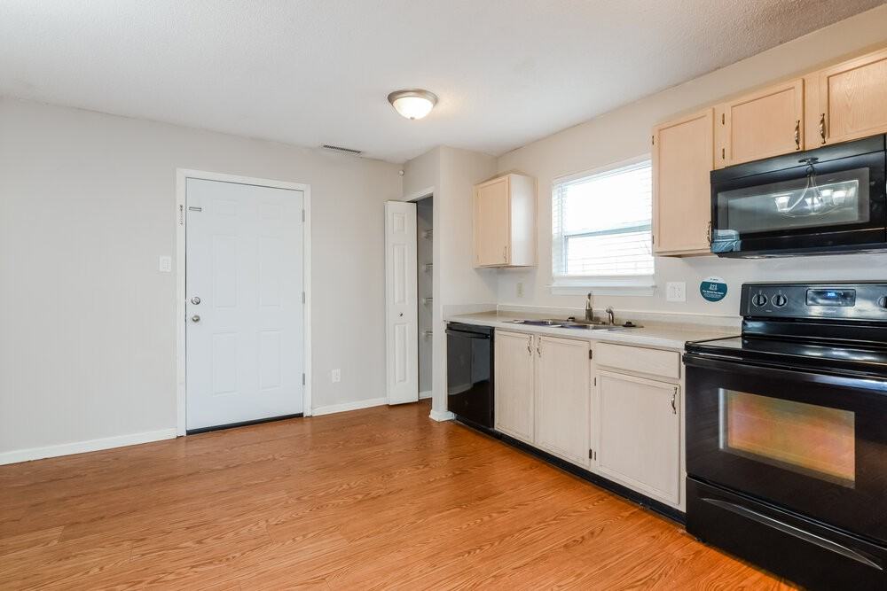 35 Frostwood Ln - Photo 7 of 17