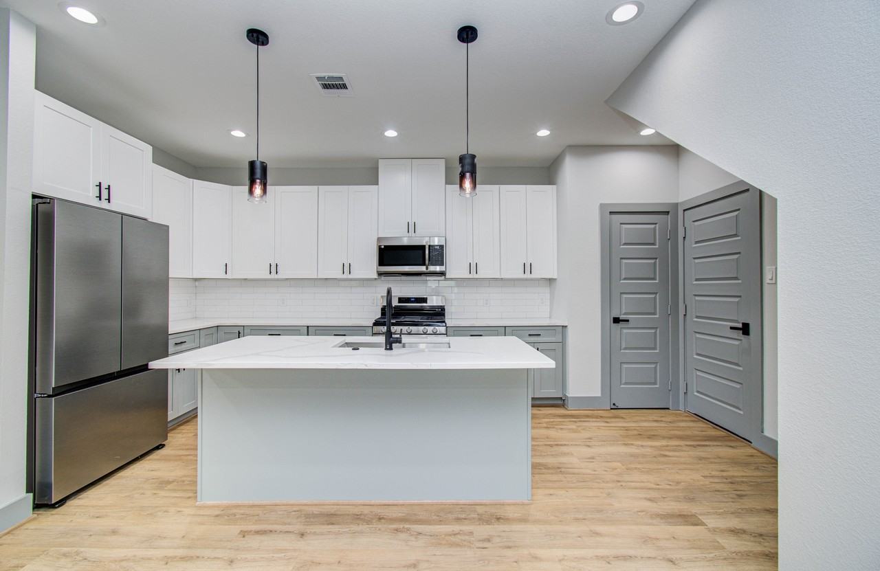 835 S Victory Dr #1 - Photo 4 of 10