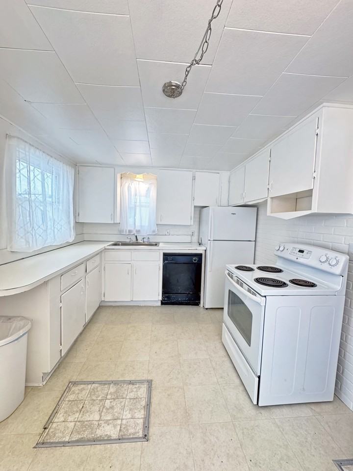 7503 Huron Bay Blvd #1 - Photo 3 of 24