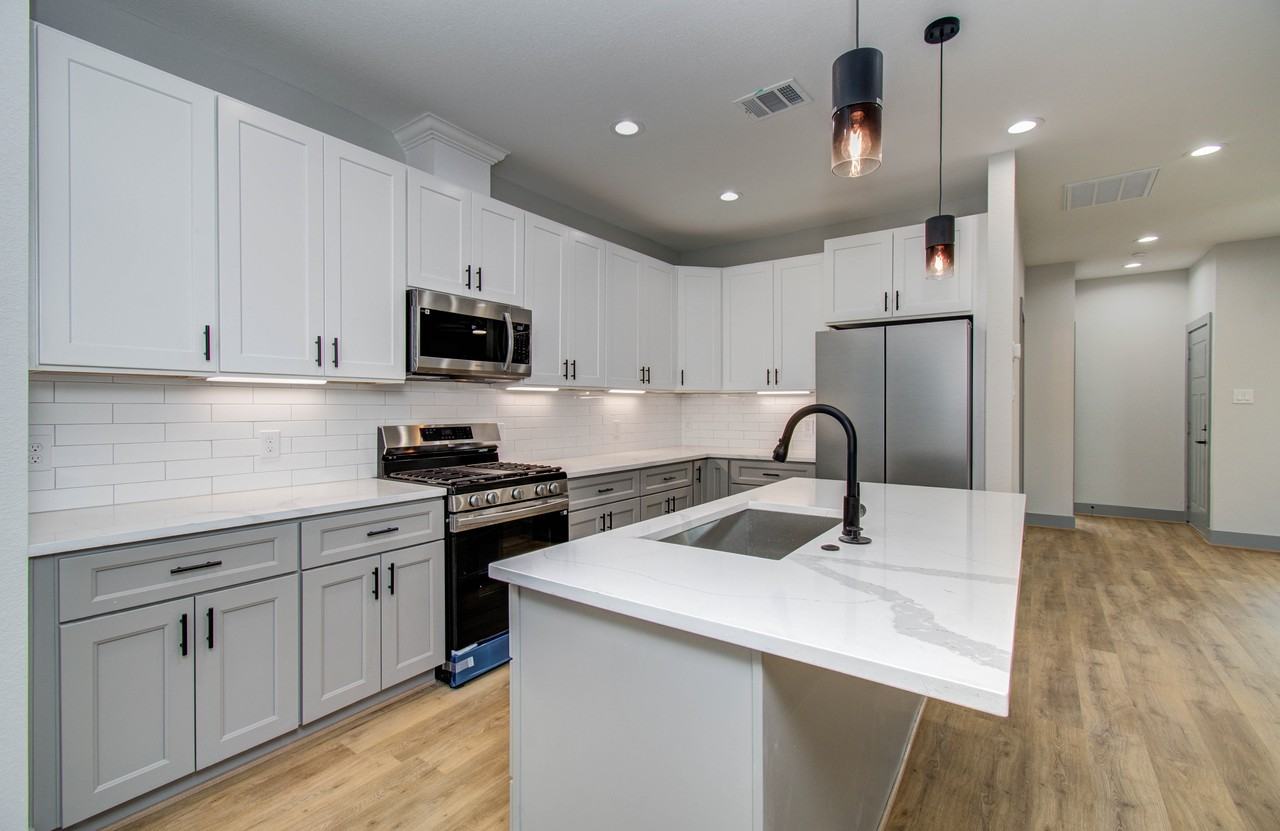 837 S Victory Dr #1 - Photo 5 of 11