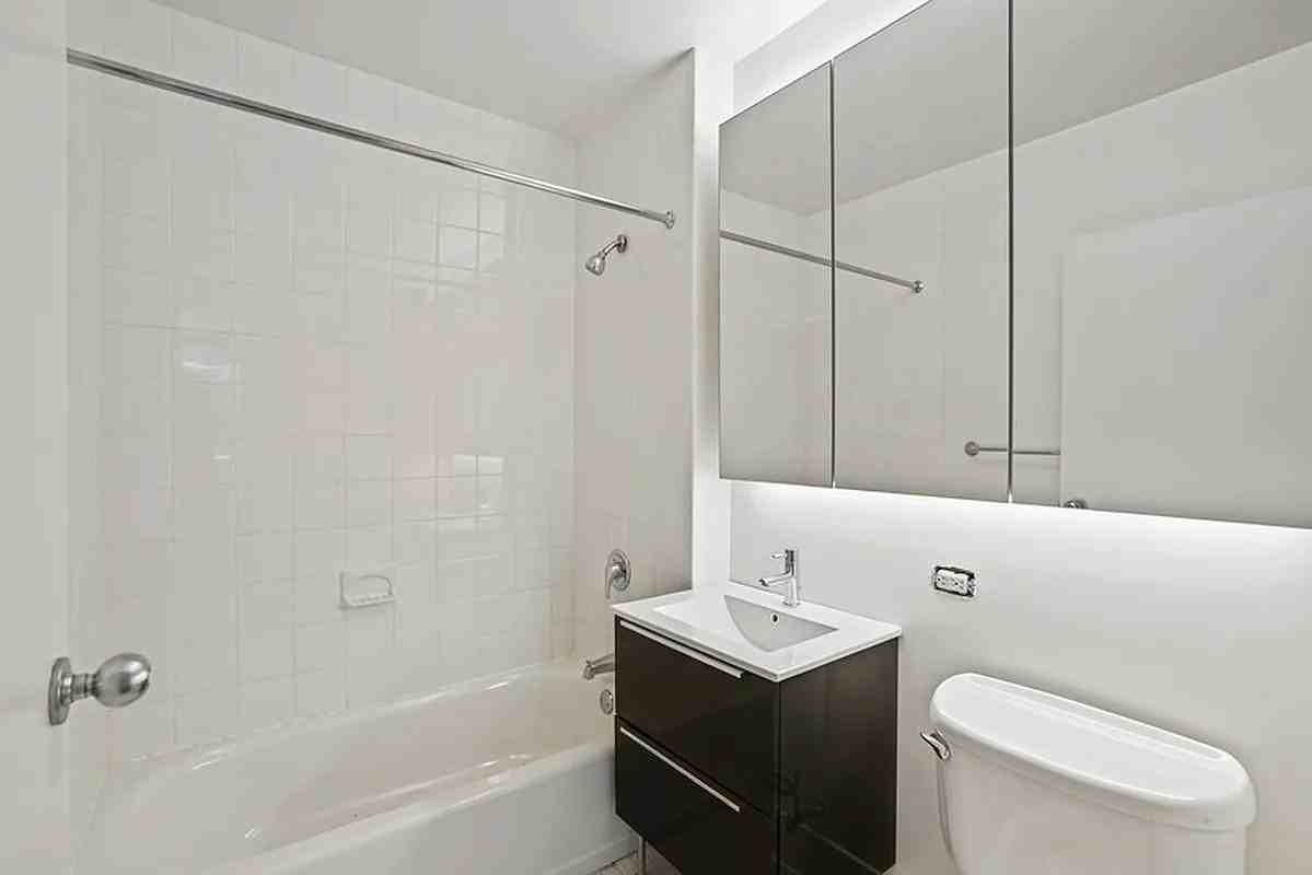 John St #8C - Photo 6 of 8