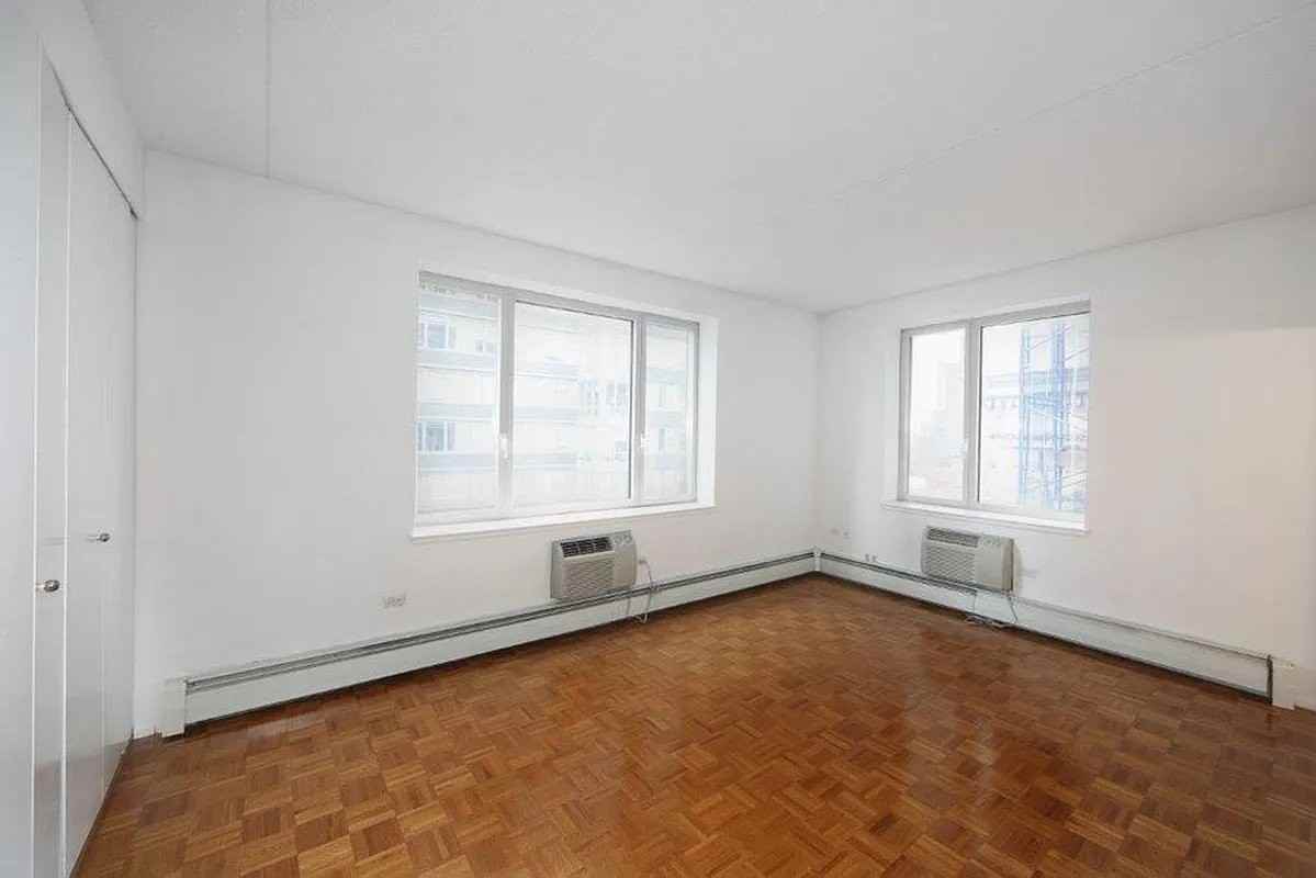 Worth St #1013 - Photo 3 of 10