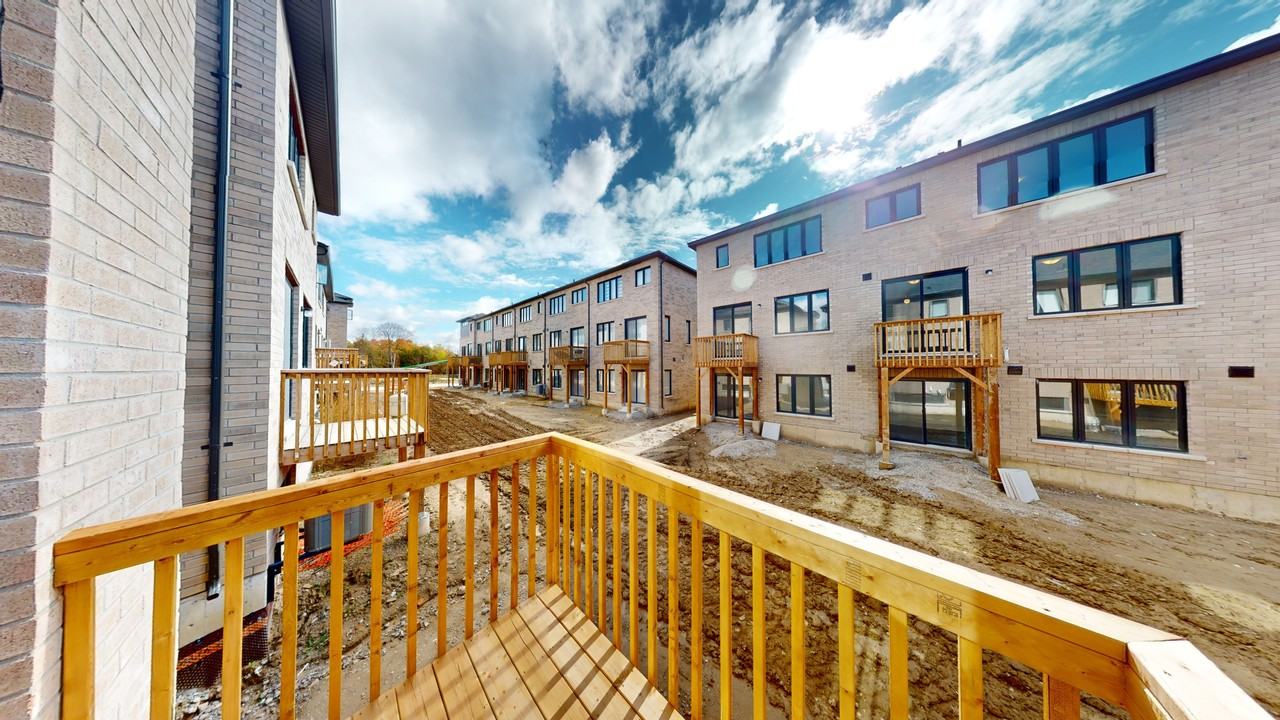 FOUR BEDROOM TOWNHOME - BARRIE - Photo 6 of 33