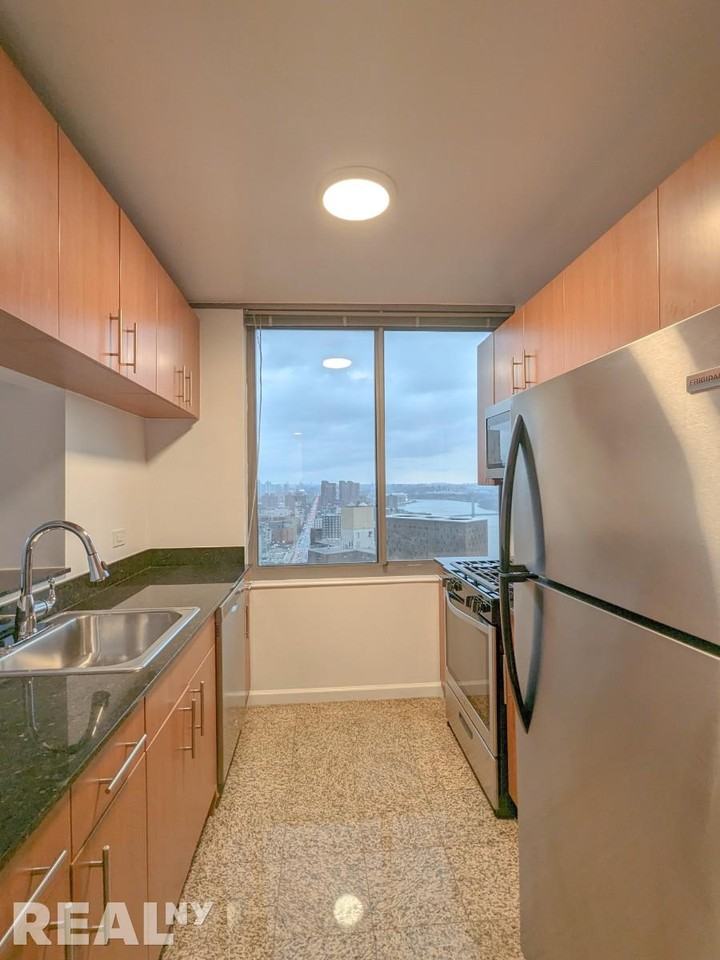 E 92nd St #21F - Photo 3 of 10