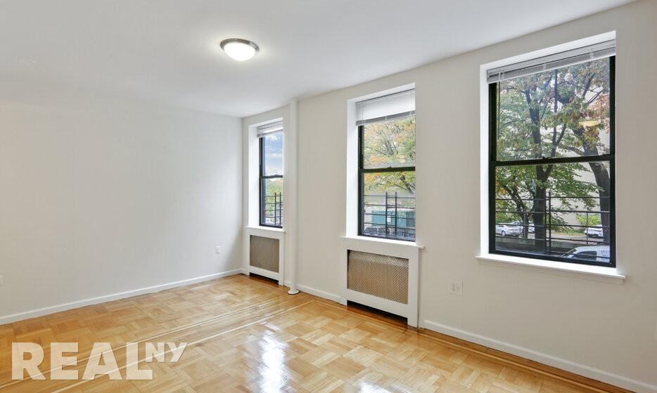 Riverside Dr #6B - Photo 3 of 7