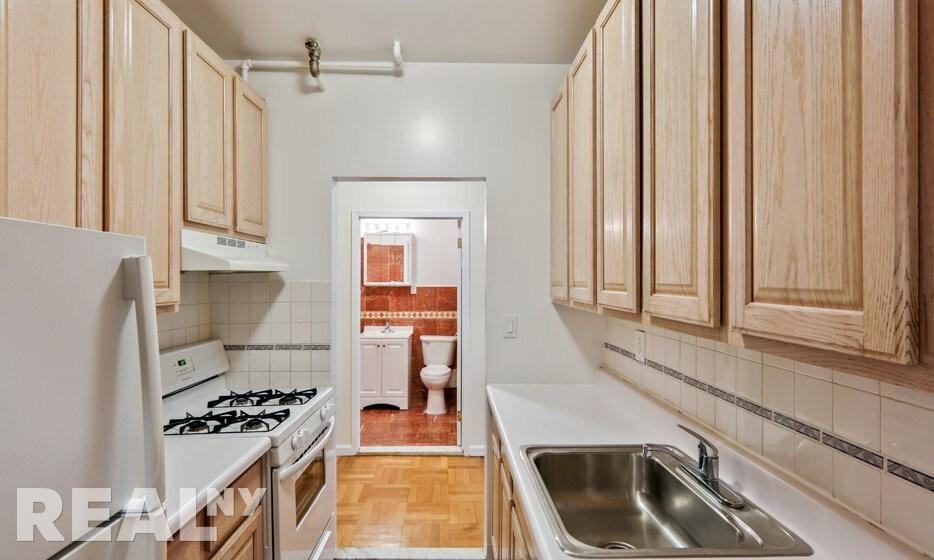 Riverside Dr #6B - Photo 6 of 7