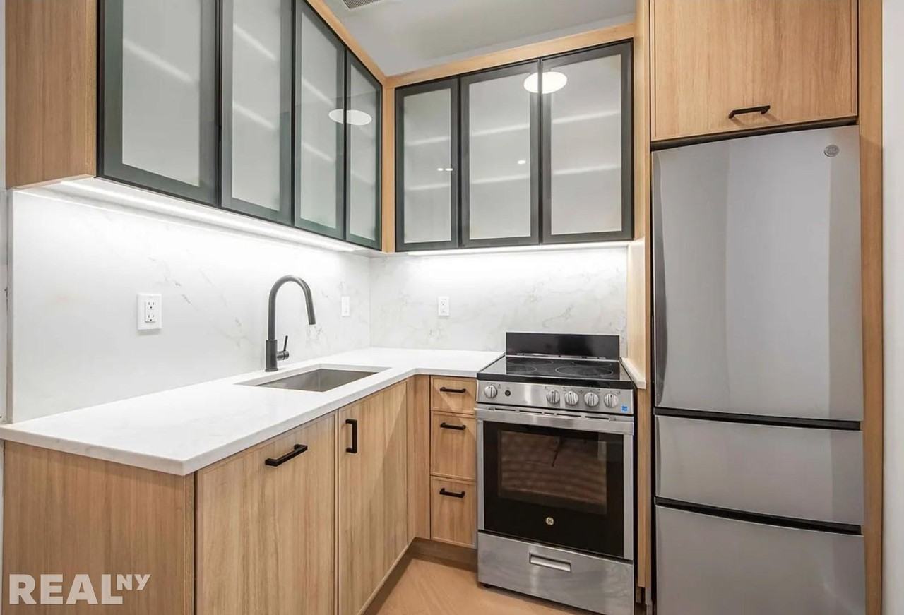 E 17th St #3 - Photo 4 of 6