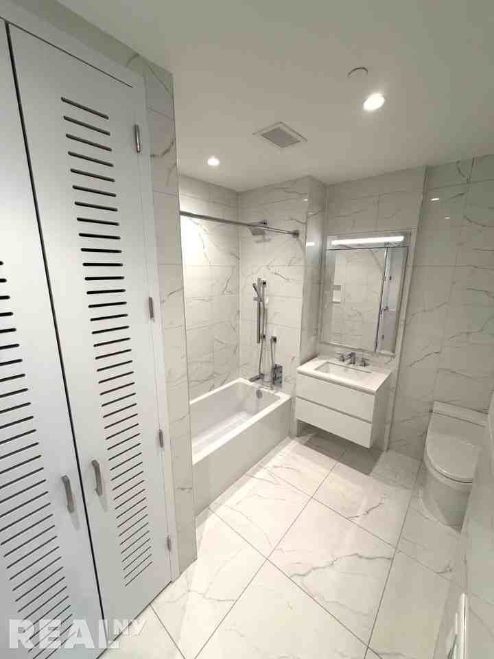 E 44th St #31N - Photo 3 of 6