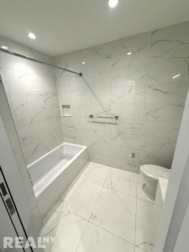 E 44th St #23C - Photo 4 of 5