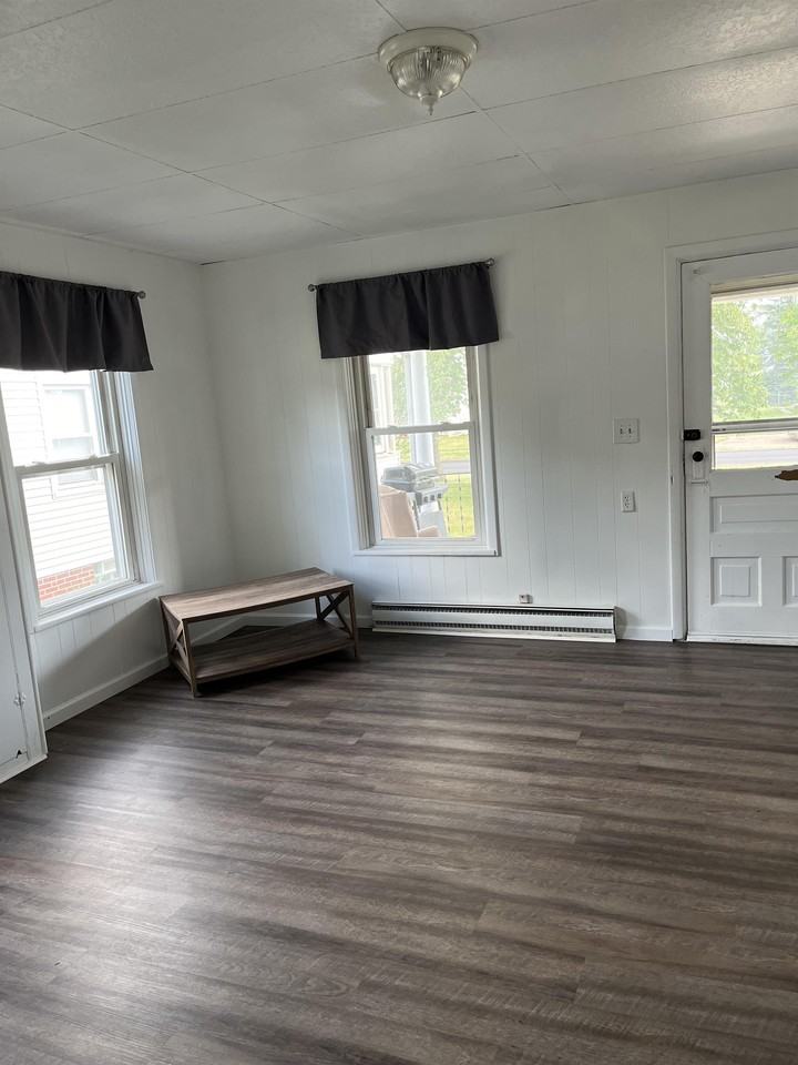 326 W 3rd St #B - Photo 2 of 5