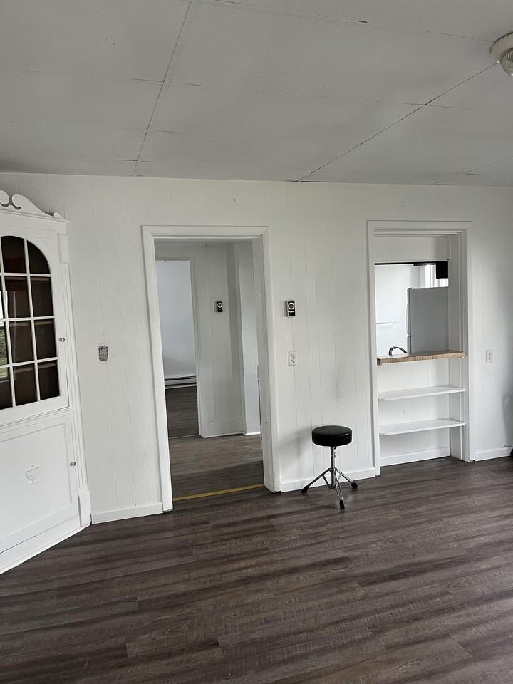 326 W 3rd St #B - Photo 3 of 5