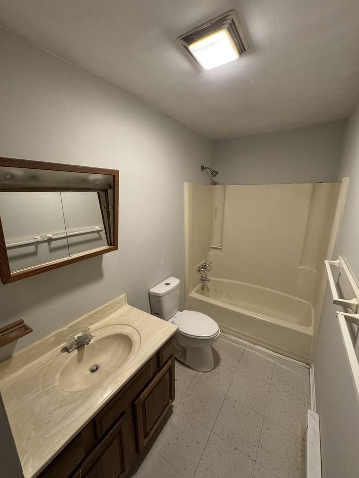 702 Thomas Lane - BUnit B #B - Photo 5 of 9