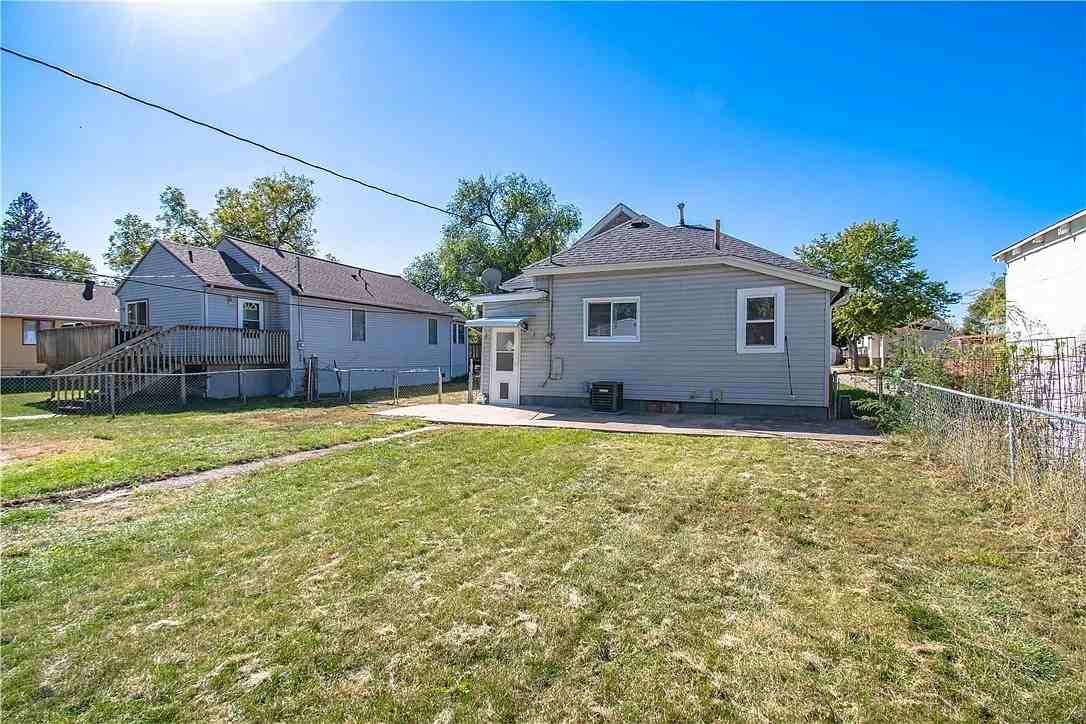 409 3rd St #1 - Photo 4 of 11