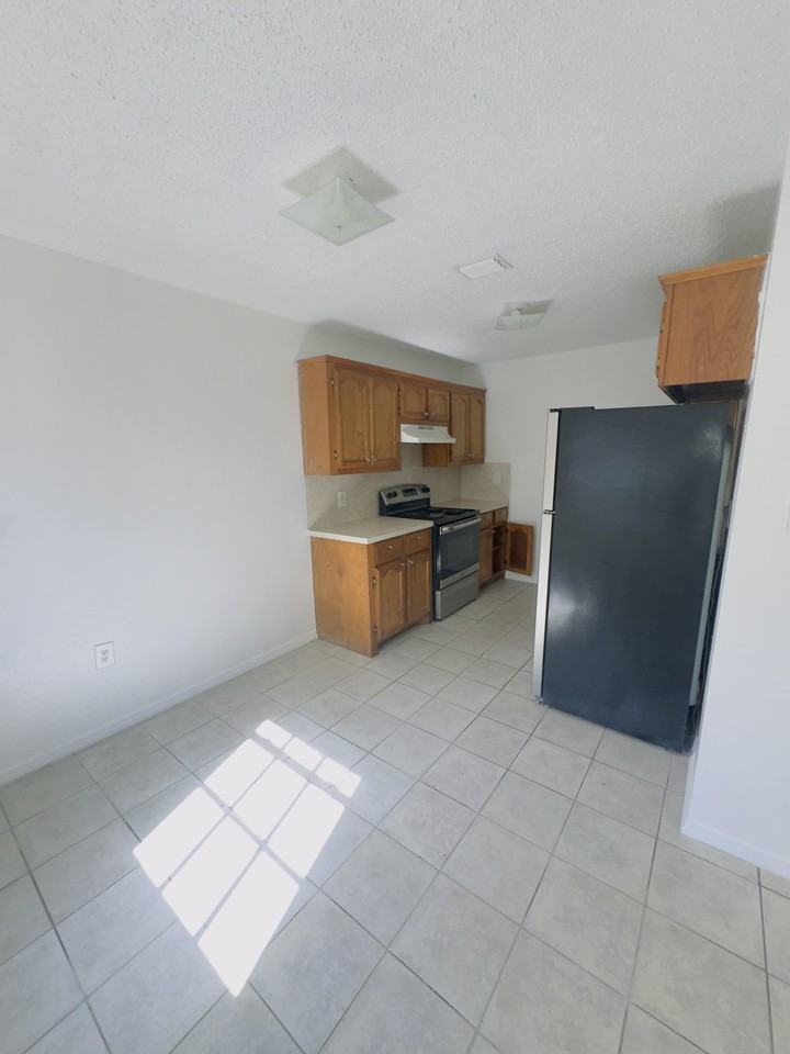 825 W 1st St #3 - Photo 3 of 10