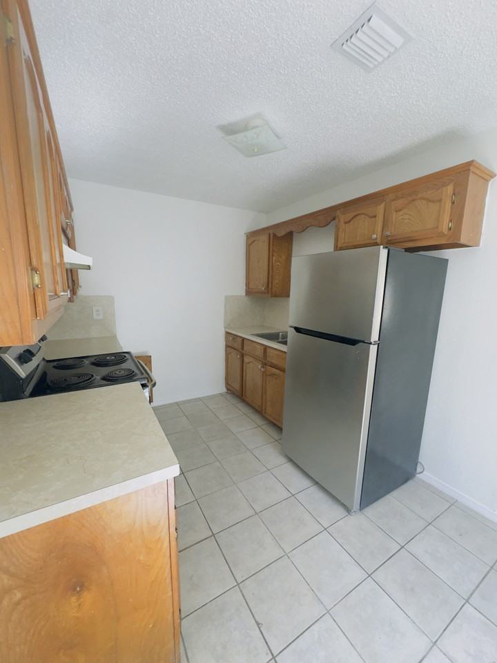 825 W 1st St #3 - Photo 4 of 10