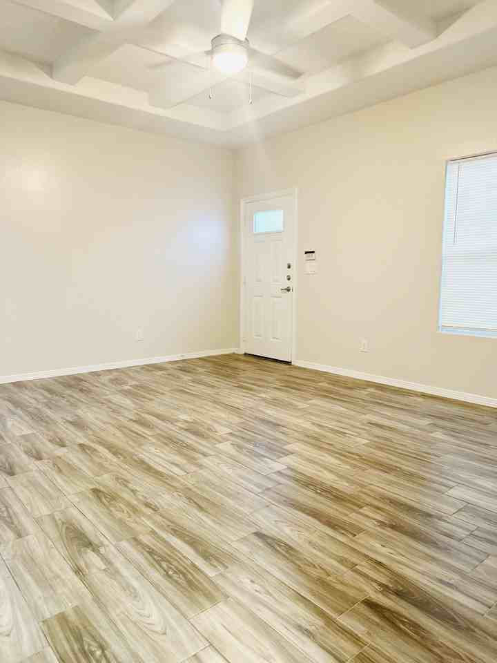 5200 N Dahlia St #2 - Photo 6 of 42