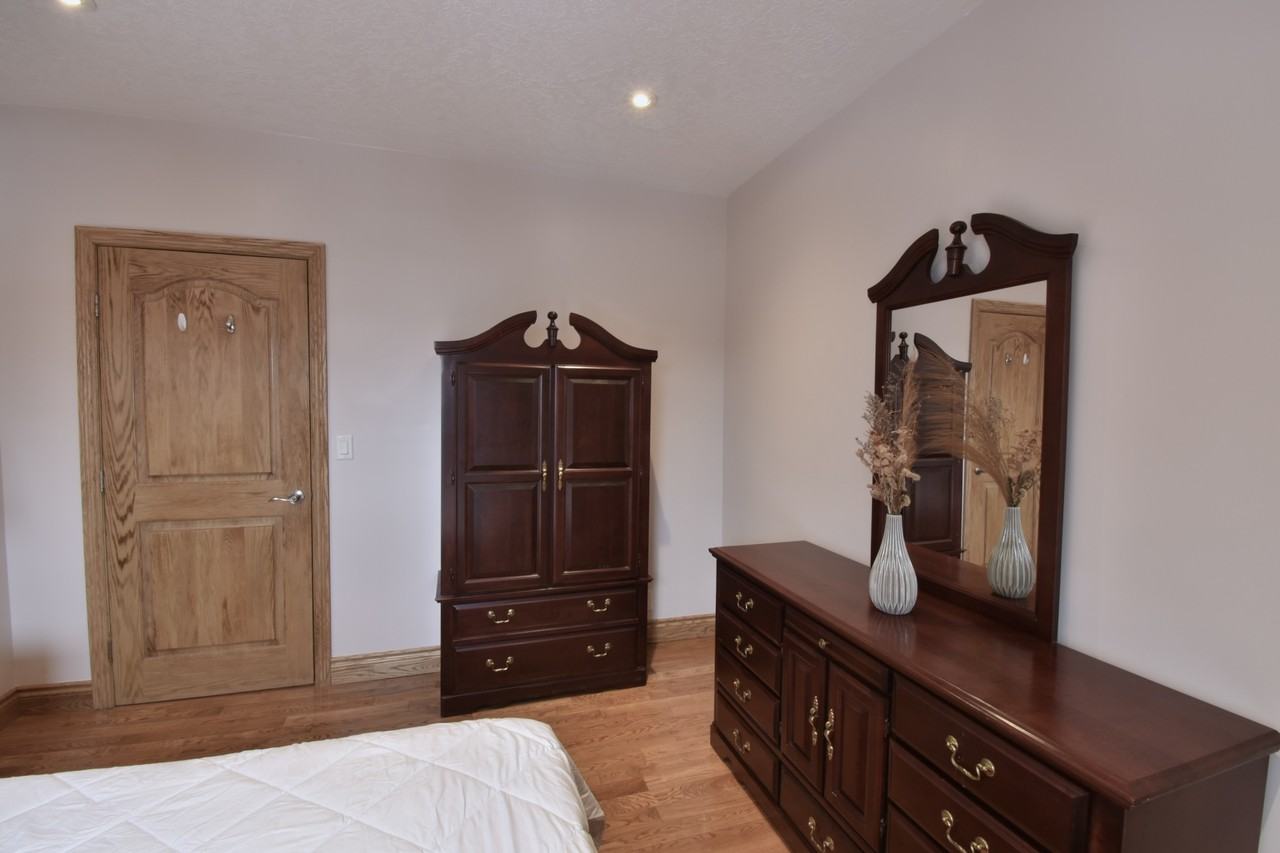 314 Catharine Street North - Photo 3 of 21