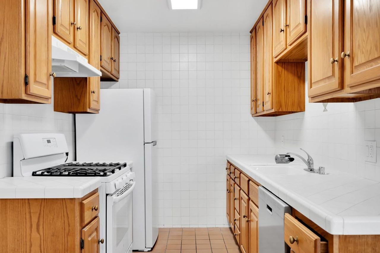 218 Gale Luxury Investments LLC - Photo 7 of 50