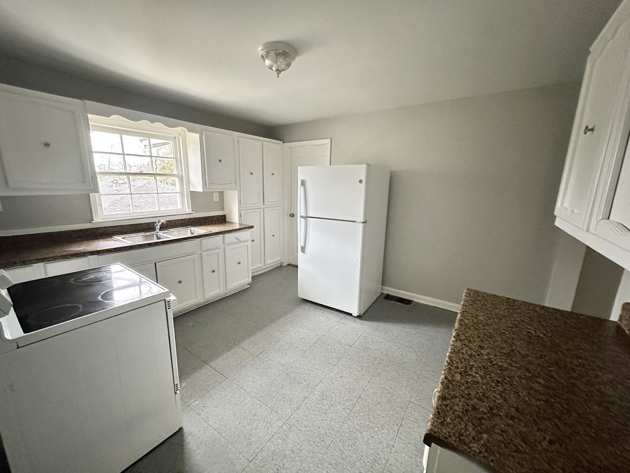 1076 Green St #1 - Photo 4 of 8