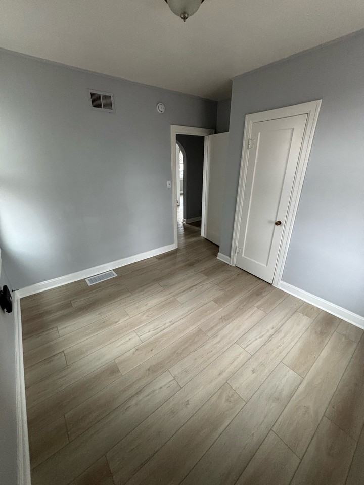 104 12th St #5 - Photo 3 of 4