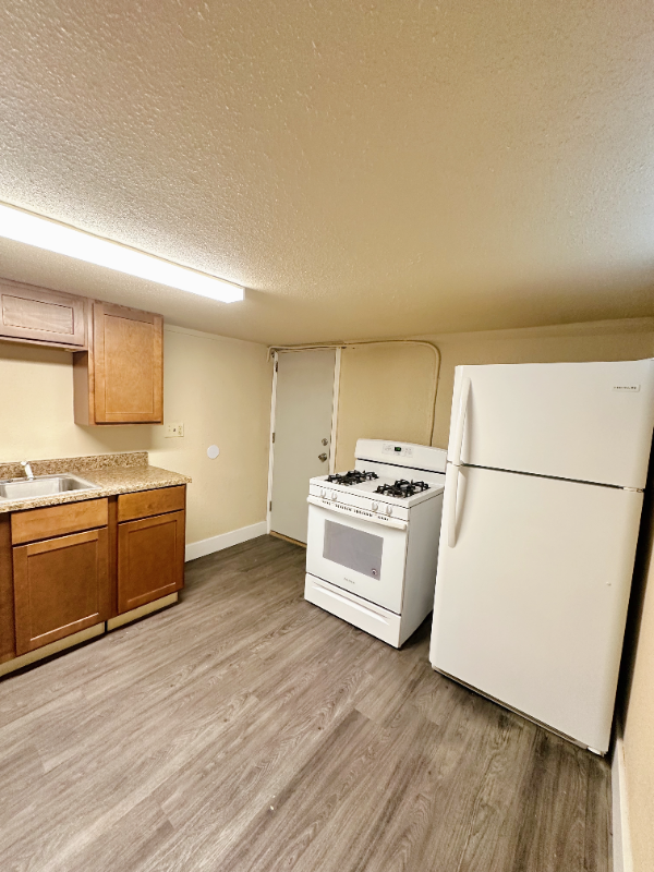 748 1/2 Cook AveUnit B #2 - Photo 6 of 6