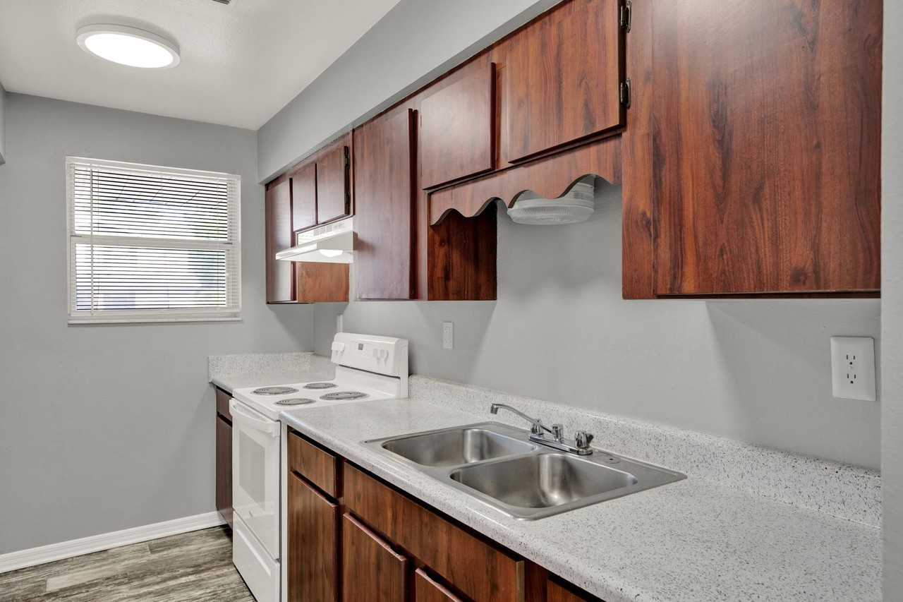 220 Whispering Oaks Ct - Photo 3 of 12