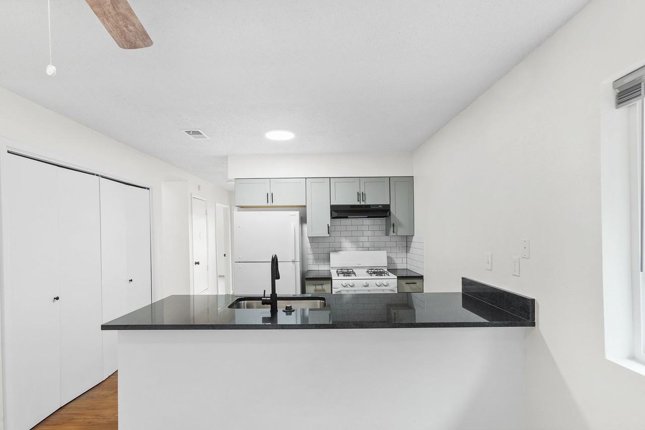 1118 1118/1120 Hazelton - 1118 Hazelton - Photo 2 of 18