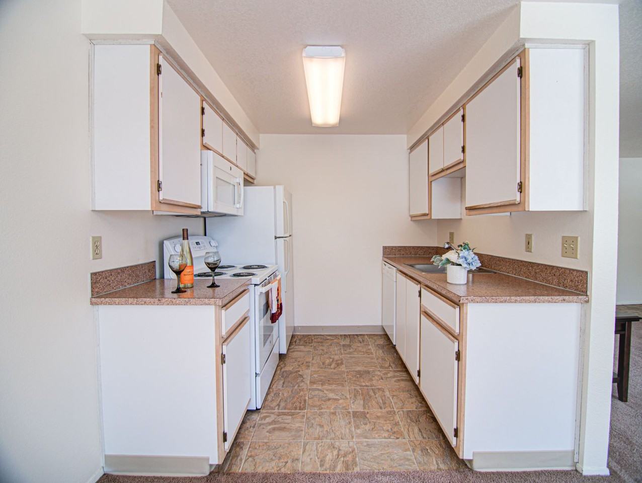 #840 SOUTH POINTE APARTMENTS - Photo 2 of 11